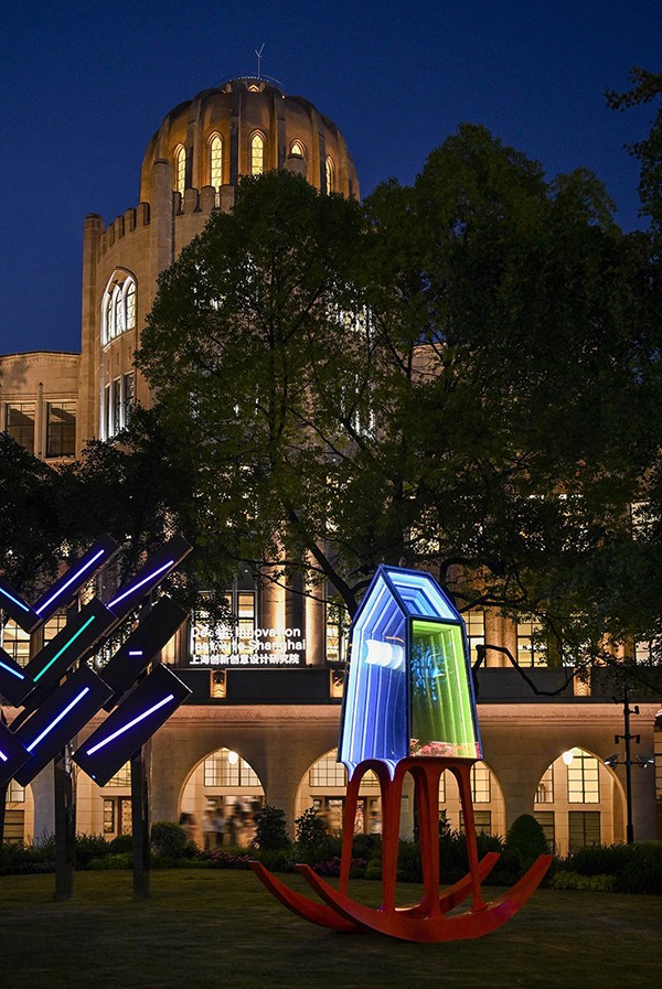 徐戈《House-of-Dream》2020，燈光裝置，400-×-350-×-140-cm.jpg